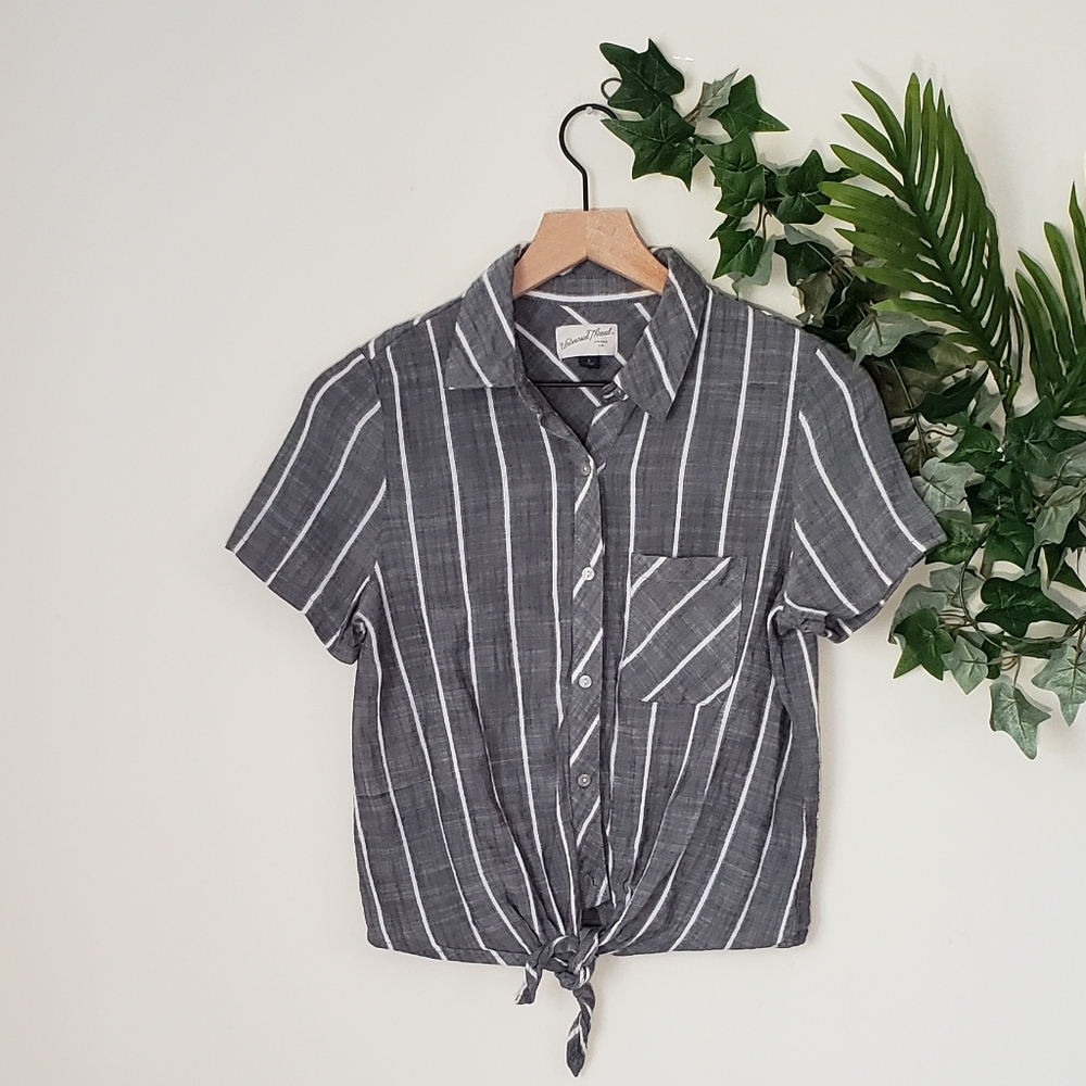 Universal Thread Striped Button Down Tie Front Top | Small